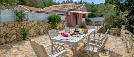 Enjoy your breakfast on the garden of the house