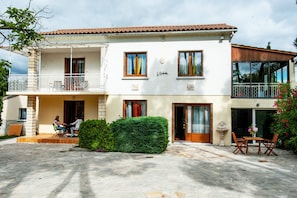 MAISON VUE DE L'ENTREE A L'EST : VUE SUR VERANDA A DROITE A L'ETAGE 