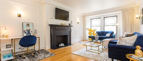 Welcome to our 2bd/2ba in Gold Coast, a block from Mag Mile! Wifi up to 500Mbps