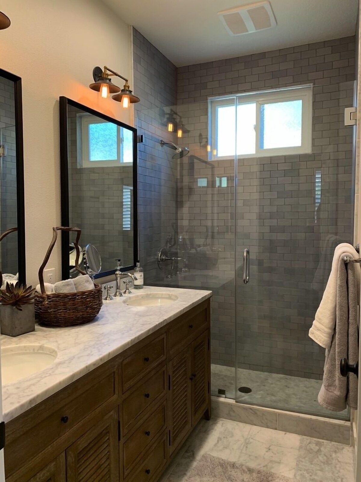 Beach & Equestrian living with community pool, jacuzzi, gym, & pickleball courts