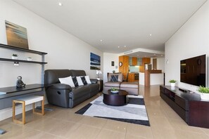 006_Open2view_ID714793-59_685_Casuarina_Way