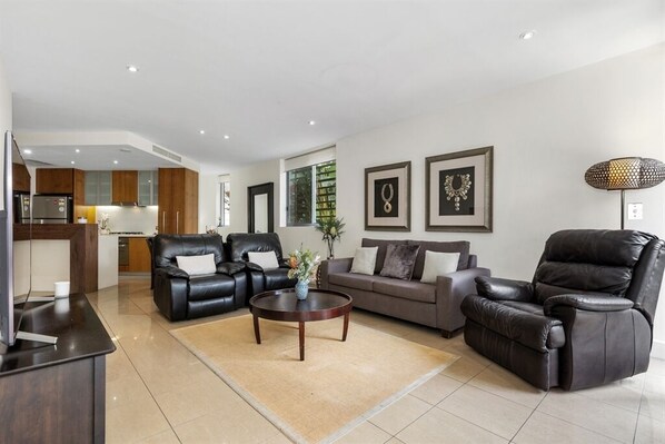 022_Open2view_ID811452-67_685_Casuarina_Way__Casuarina
