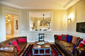 Couch, Furniture, Property, Table, Picture Frame, Wood, Architecture, Interior Design, Living Room, Studio Couch