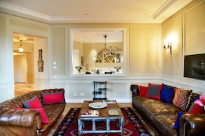 Couch, Furniture, Property, Table, Picture Frame, Wood, Architecture, Interior Design, Living Room, Studio Couch
