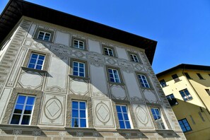 Sky, Building, Window, Blue, Azure, House, Urban Design, Material Property, Residential Area