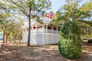 Exterior - Back / Leading to the Beach Access