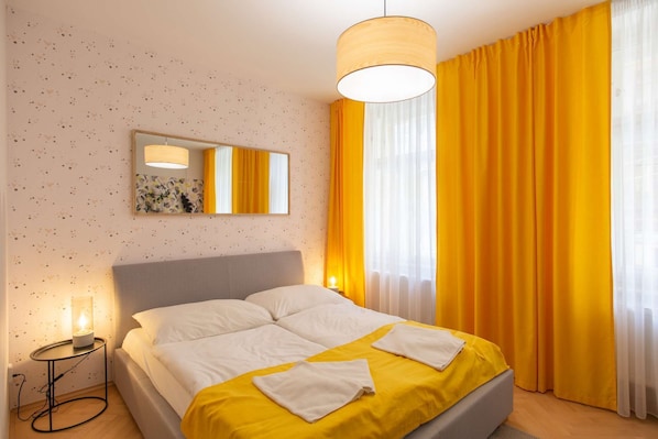 Yellow room with kingsize bed and ensuite bathroom