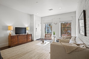 Full view of the beautiful living room, equipped with a TV perfect for viewing Netflix