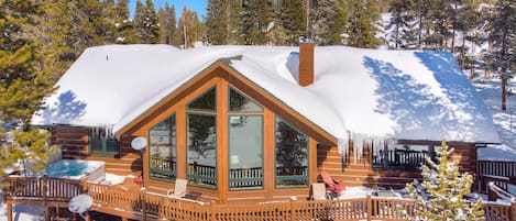 Beautiful cabin with hot tub on deck