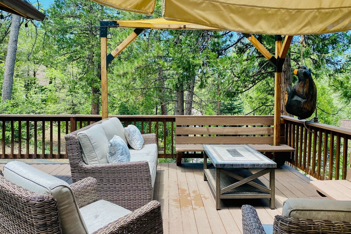 Adorable cabin in the trees near hiking & town w/ deck & high-speed WiFi