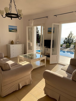 The sitting room overlooks the pool.