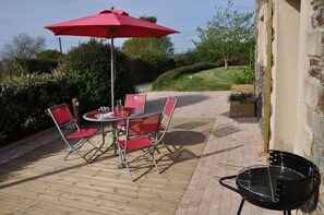 terrasse pavée avec barbecue
