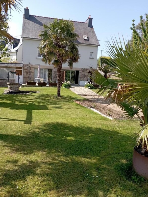 Sympathique gîte à Saint-Cast le Guildo à 300m à pied de la grande plage de sable fin et du quartier d'été avec commerces, restaurants, glaciers et marchés. Le gite avec entrée indépendante est au rez-de-chaussée de la maison avec un grand jardin commun arboré, entièrement clos.