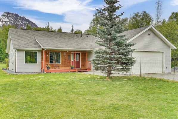 Palmer Vacation Rental | 3BR | 2BA | 1,600 Sq Ft | 2 Steps to Enter
