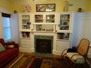 living room, adjacent to kitchen