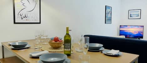 Tafel, Tableware, Meubilair, Eigendom, Fotolijst, Fles, Drinkware, Glaswerk, Hout, Wijn