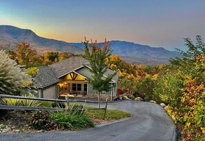 Peace and Quiet mtn house is private and secluded with 180 degree mountain views