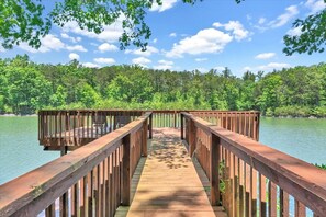 LAKE Whisper Haven: Pet-Friendly Lakefront Home