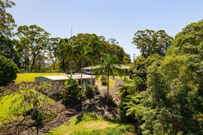 Vista frontal de la propiedad