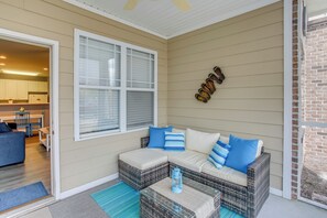 Screened Patio | Lounge Seating
