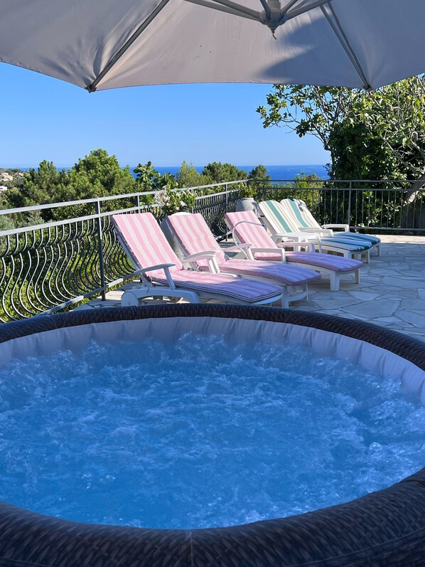 Outdoor spa tub