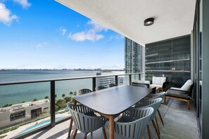 ✨ Balcony seating for 8 allows for more enjoyment of the ocean views. Plus a lounging area for a morning coffee.