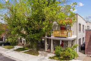 Located in the heart of downtown, you'll be able to walk to all of the best restaurants, bars, and shops on Dickson or the Town Square.