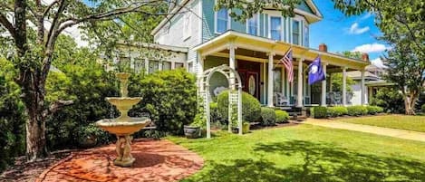 Victorian Home, 1907. Elegance!Gourmet Kitchen, Wrap Around Veranda and BBQ area