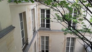 PRIVATE MANSION WITH TREED COURTYARD