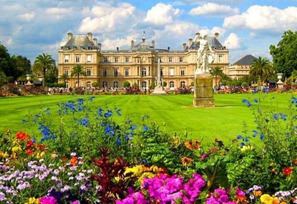 LUXEMBOURG GARDEN IS 5 MINUTES WALK ROM APARTMENT