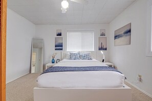 Bedroom 1 - Queen bed
(Upstairs level)