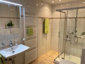 Ferienwohnung Waldläufer, 50 qm, 1 Schlafzimmer, 1 Wohnzimmer, Balkon-Badezimmer