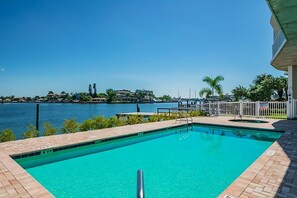 Large swimming pool, don’t be afraid to jump in!