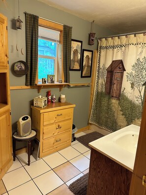 Full bath with tub on main floor