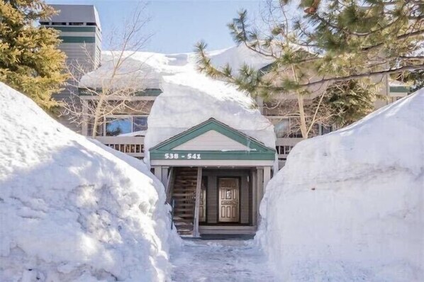 Snowcreek 540 in the winter season.  Parking conveniently located up front.   