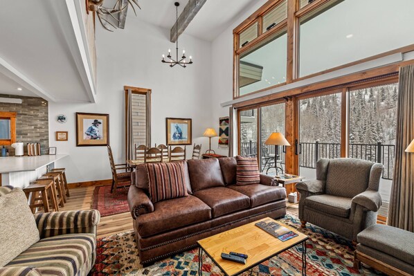 Comfortable open floor plan with expansive views of the mountain.