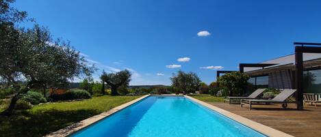 Contemporaine à Uzès, vue unique sur l'horizon, au calme absolu 