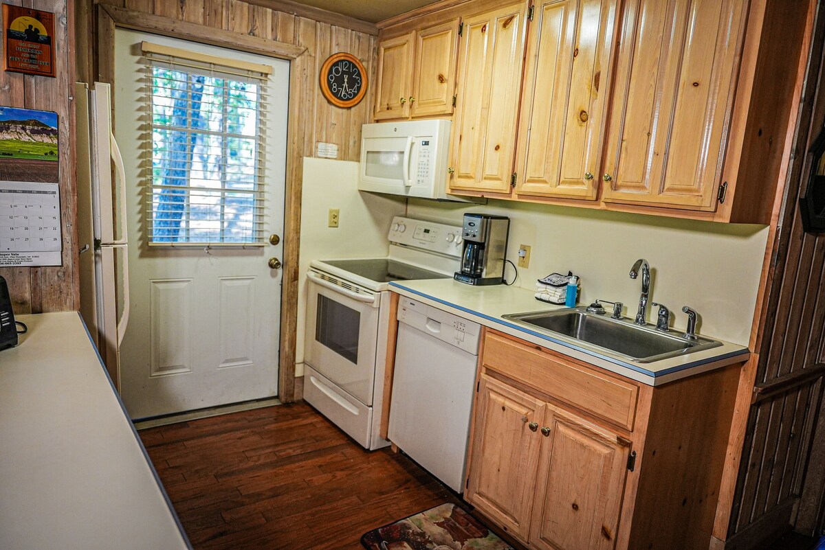 Bring your fur-baby and enjoy this beautiful Chalet overlooking Lake Innsbruck!