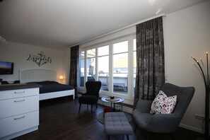 Wohnbereich mit Zugang zum Balkon