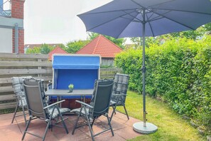 Terrasse mit Strandkorb und Gartenmöbeln
