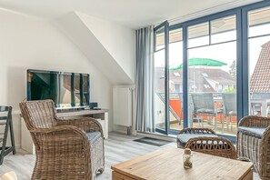 Wohnzimmer mit Zugang zum Balkon