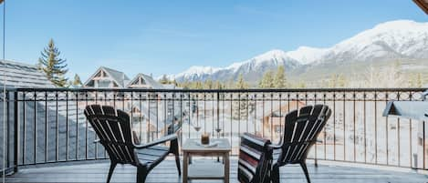 Escape to our lovely penthouse in Canmore and enjoy the mountain views!