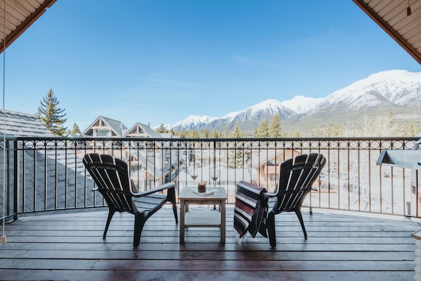 Escape to our lovely penthouse in Canmore and enjoy the mountain views!