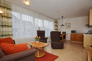 Wohnzimmer mit Blick auf Essbereich