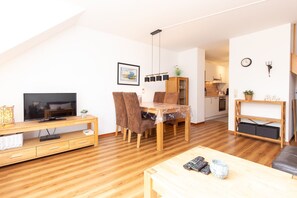 Wohnzimmer mit Blick zum TV