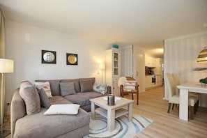 Wohnzimmer mit Blick zur Küche
