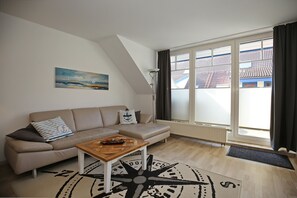 Ecksofa im Wohnbereich und Zugang zum Balkon