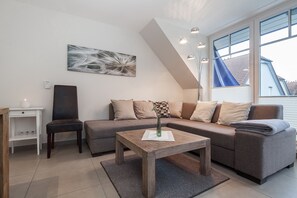 Wohnzimmer mit Sofaecke und Stuhl