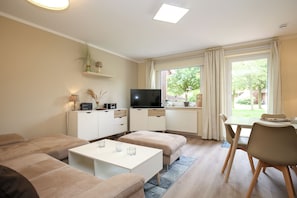 Wohnzimmer mit Blick vom Flur