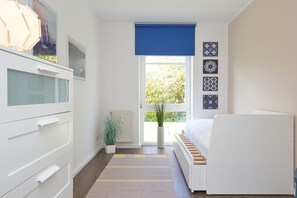 zweites Schlafzimmer mit Einzelbett und Einzelbettschublade